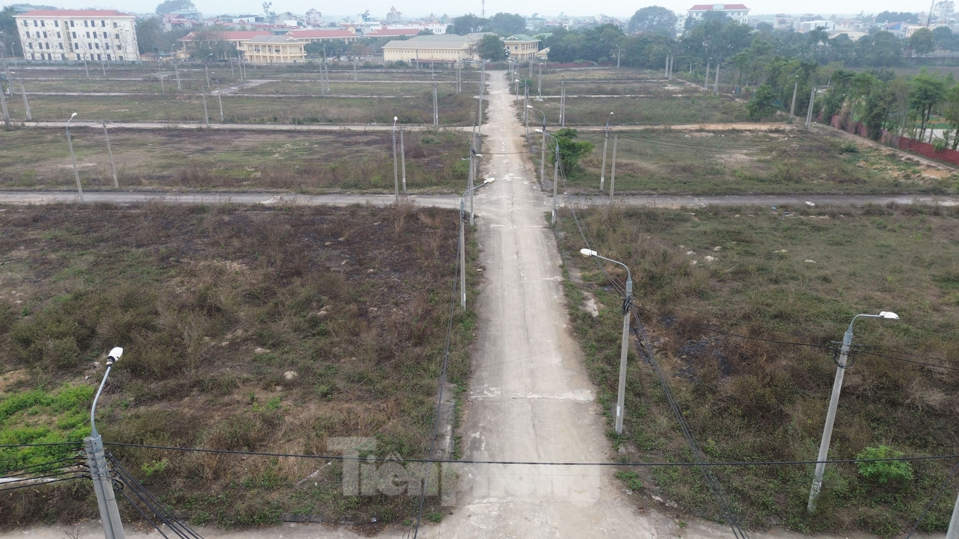 Theo quy định, những gia đình bị thu hồi từ 30% đất nông nghiệp trở lên sẽ được giao đất dịch vụ để ổn định cuộc sống. Qua xét duyệt, trên địa bàn xã Bình Yên có 206 hộ gia đình, cá nhân được UBND huyện Thạch Thất phê duyệt đủ điều kiện được giao đất dịch vụ. UBND huyện Thạch Thất cũng đã xây dựng hạ tầng kỹ thuật khu đất dịch vụ Đà Sen (xã Bình Yên) để giao cho người dân đủ điều kiện giao đất dịch vụ.