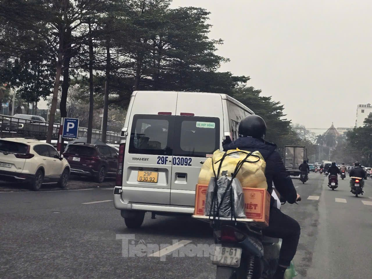 Xe hợp đồng chạy trên tuyến phố Trần Nhật Duật.