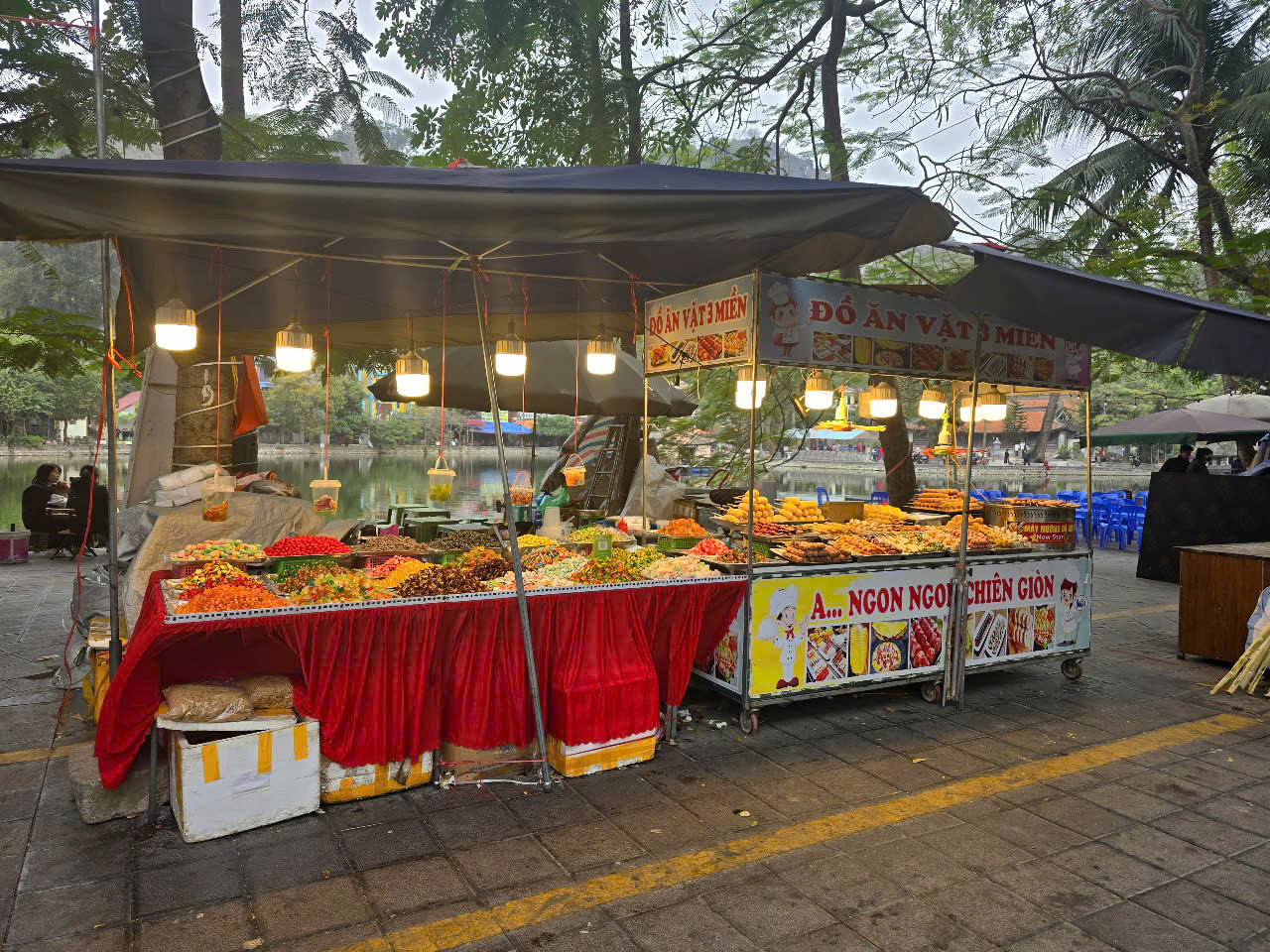 Một gian hàng ăn vặt tại cổng chùa Thầy (xã Sài Sơn, huyện Quốc Oai).