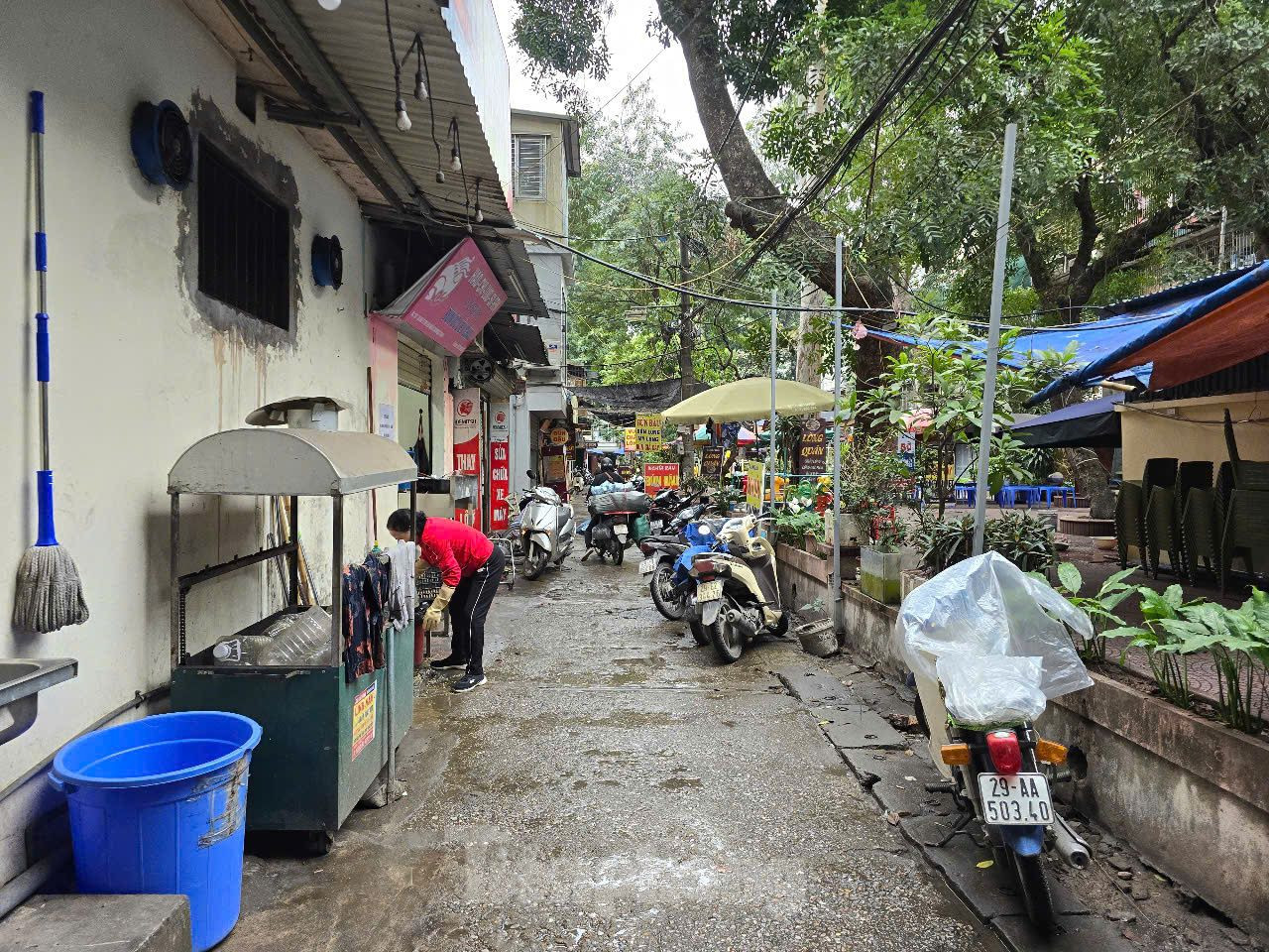 Một khu vực trong Khu tập thể Kim Liên. Một khu vực trong Khu tập thể Kim Liên.