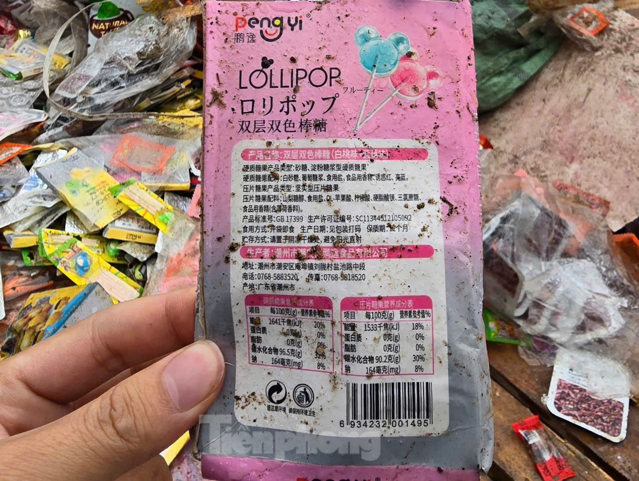 Theo ghi nhận của PV, hầu hết bán kẹo, thực phẩm bị đổ bỏ ở bãi rác La Phù có tem nhãn nước ngoài đã hết hạn sử dụng. Trong đó, rất nhiều sản phẩm được trẻ em yêu thích như trà sữa, bò khô, xúc xích. (Ảnh: Sản phẩm hết hạn sử dụng từ tháng 2-3/2024).