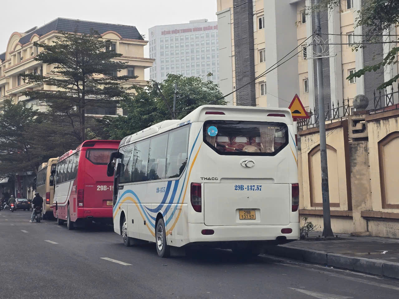 Xe khách 29 chỗ, 45 chỗ dừng đỗ trên tuyến đường thuộc diện &quot;cấm&quot; từ ngày 1/3.