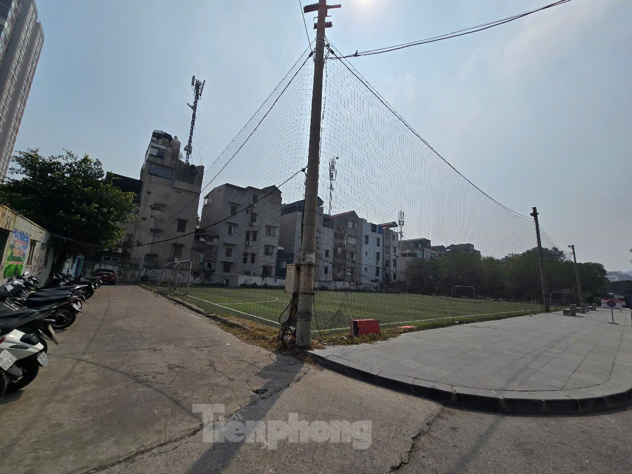 UBND TP Hà Nội giao cho Công ty cổ phần Thương mại Hưng Việt diện tích 3.557 m2 đất (thuộc quỹ đất 20% của thành phố) theo hình thức giao đất có thu tiền sử dụng đất để thực hiện dự án nhà ở bán cho cán bộ, công chức Sở TN&MT Hà Nội. Việc này vi phạm khoản 1 điều 58 luật Đất đai năm 2003 (ảnh: Khu đất 20% hiện là sân bóng và để hoang). UBND TP Hà Nội giao cho Công ty cổ phần Thương mại Hưng Việt diện tích 3.557 m2 đất (thuộc quỹ đất 20% của thành phố) theo hình thức giao đất có thu tiền sử dụng đất để thực hiện dự án nhà ở bán cho cán bộ, công chức Sở TN&MT Hà Nội. Việc này vi phạm khoản 1 điều 58 luật Đất đai năm 2003 (ảnh: Khu đất 20% hiện là sân bóng và để hoang).