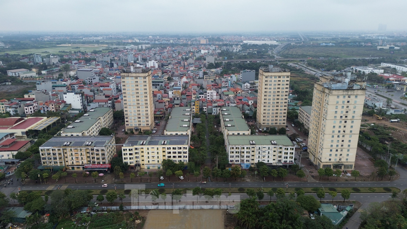 Khu nhà ở công nhân xã Kim Chung, huyện Đông Anh Hà Nội (Khu nhà công nhân) là nhà ở xã hội được đầu tư bằng nguồn vốn ngân sách thành phố. Chủ đầu tư dự án là Công ty Cổ phần đầu tư Xây dựng Hà Nội và Tổng công ty CP Xuất nhập khẩu và xây dựng Việt Nam. Từ năm 2007, Công ty TNHH MTV Quản lý và Phát triển nhà Hà Nội (Công ty) đã tiếp nhận và có trách nhiệm quản lý, khai thác, vận hành.
