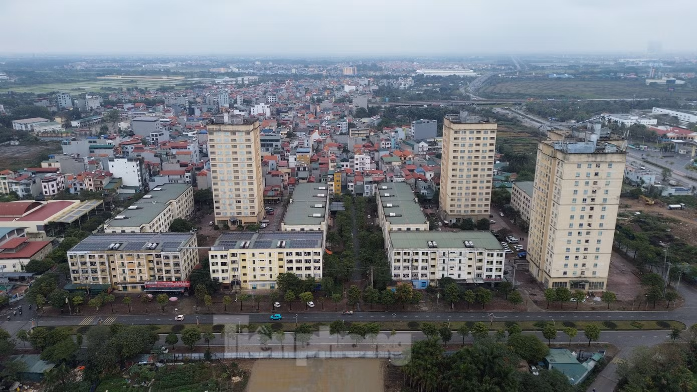 Khu nhà ở công nhân xã Kim Chung, huyện Đông Anh Hà Nội (Khu nhà công nhân) là nhà ở xã hội được đầu tư bằng nguồn vốn ngân sách thành phố. Chủ đầu tư dự án là Công ty Cổ phần đầu tư Xây dựng Hà Nội và Tổng công ty CP Xuất nhập khẩu và xây dựng Việt Nam. Từ năm 2007, Công ty TNHH MTV Quản lý và Phát triển nhà Hà Nội (Công ty) đã tiếp nhận và có trách nhiệm quản lý, khai thác, vận hành.