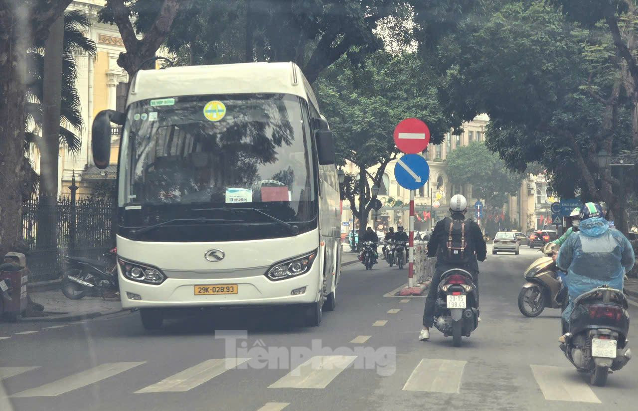 Từ ngày 1/3, Hà Nội thí điểm thực hiện hạn chế ô tô trên 16 chỗ hoạt động (trừ xe buýt, xe đưa đón học sinh) tại khu vực hồ Gươm, phố cổ thuộc quận Hoàn Kiếm.