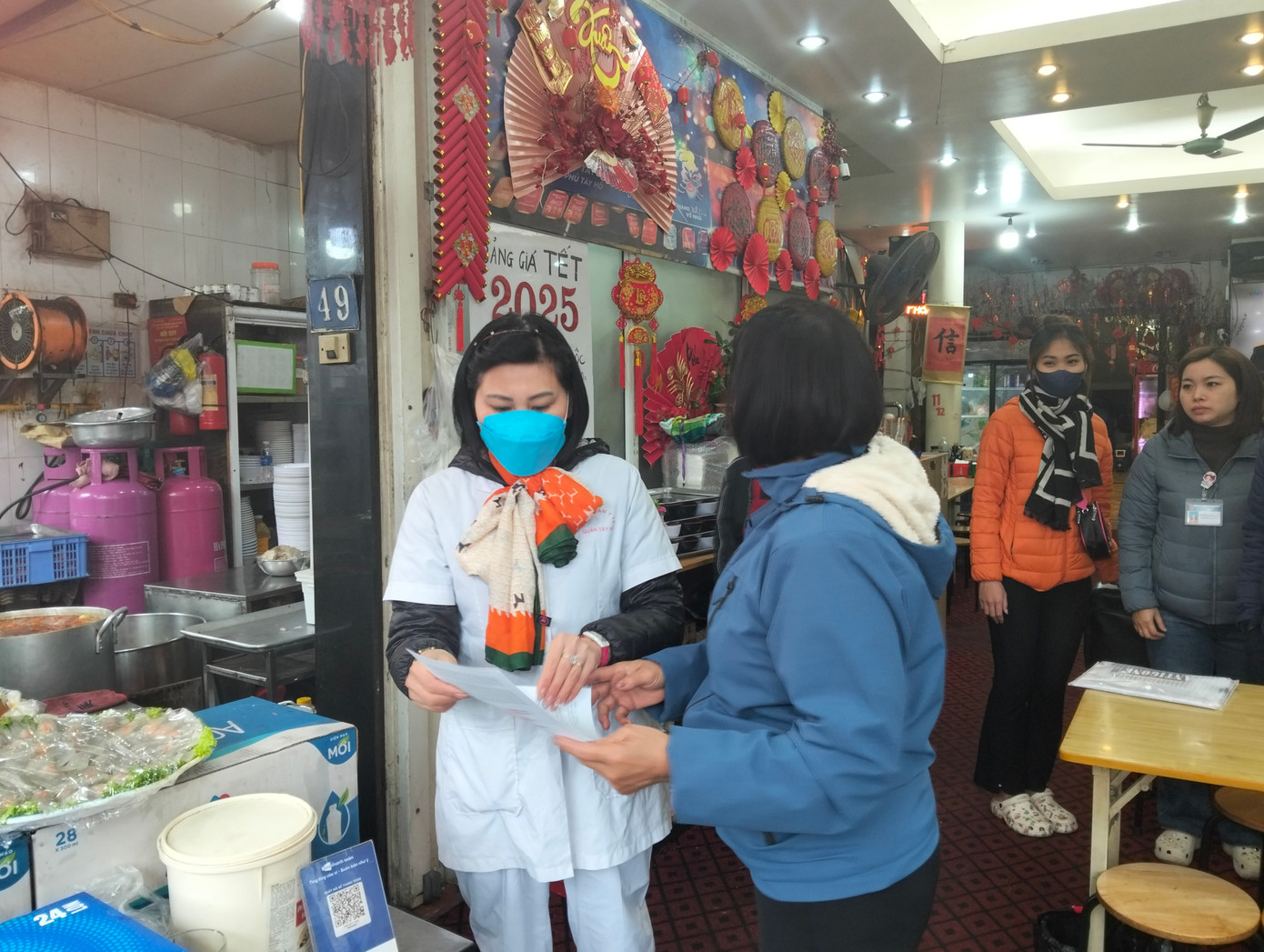 Đoàn liên ngành kiểm tra các cơ sở kinh doanh thực phẩm trong khuôn viên Phủ Tây Hồ