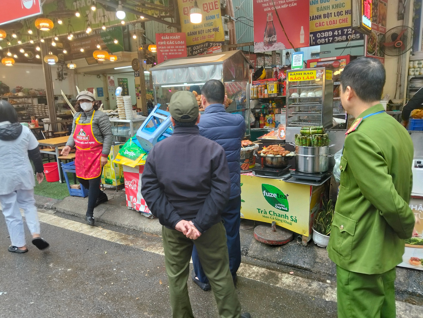 Đoàn liên ngành kiểm tra các cơ sở kinh doanh thực phẩm trong khuôn viên Phủ Tây Hồ.