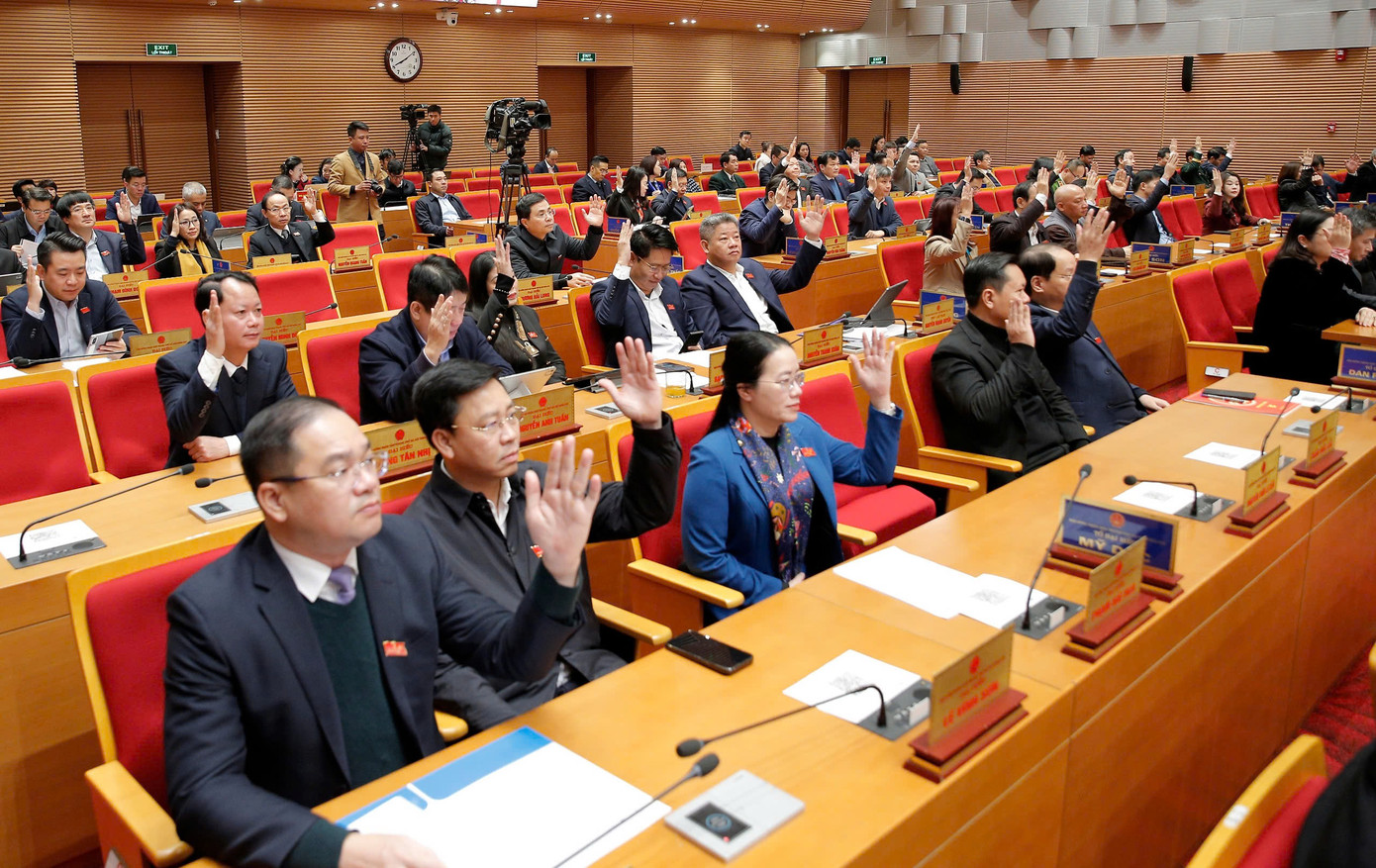 Các đại biểu HĐND TP. Hà Nội biểu quyết thông qua Nghị quyết