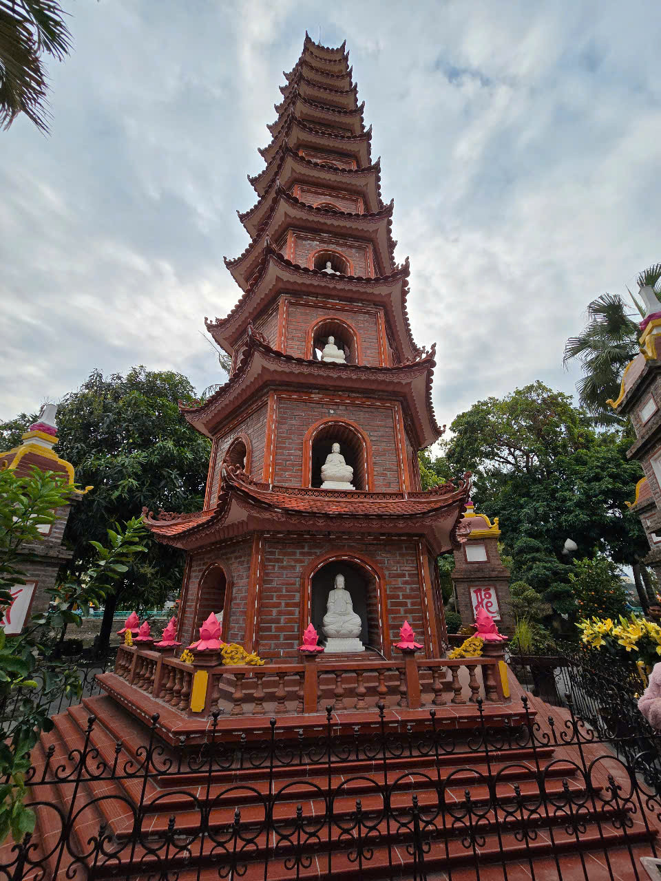 Khu vực mộ tháp cổ trong khuôn viên chùa Trấn Quốc.