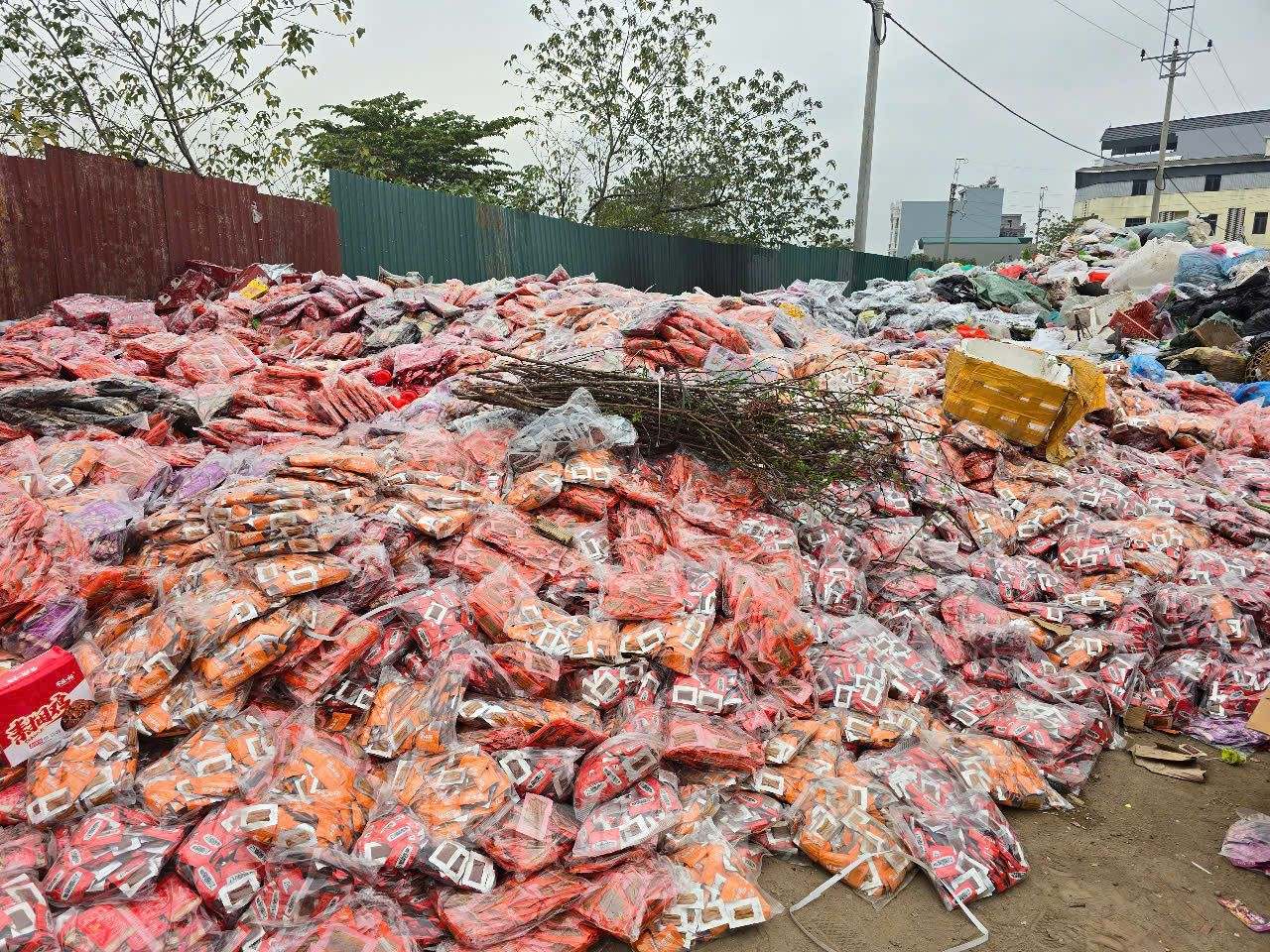 Bãi rác bánh kẹo tại xã La Phù trước khi được thu dọn