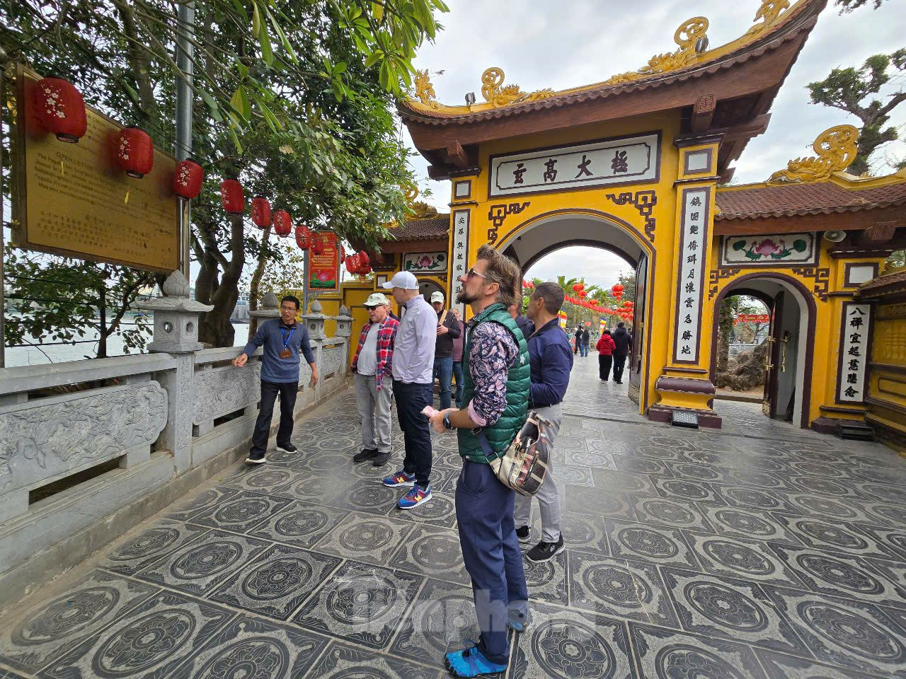 Chùa Trấn Quốc hiện là điểm đến được nhiều du khách quốc tế lựa chọn. Vì thế, mỗi ngày có hàng nghìn lượt du khách quốc tế đến tham quan. Trong ảnh là hướng dẫn viên giới thiệu về kiến trúc của chùa Trấn Quốc cho du khách quốc tế.