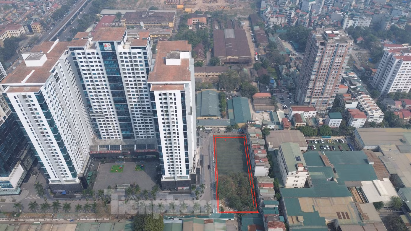 Theo đó, khu đất bị thu hồi có ký hiệu N02, do Công ty cổ phần Thương mại Hưng Việt quản lý (Ô đất bị thu hồi được đánh dấu đỏ). Ô đất này thuộc quỹ đất 20% dự án Trung tâm thương mại - Dịch vụ, nhà ở Golden Land Building, số 275 đường Nguyễn Trãi, quận Thanh Xuân đã được UBND TP Hà Nội phê duyệt dự án đầu tư xây dựng nhà ở cho cán bộ, công chức Sở TN&MT Hà Nội. Theo đó, khu đất bị thu hồi có ký hiệu N02, do Công ty cổ phần Thương mại Hưng Việt quản lý (Ô đất bị thu hồi được đánh dấu đỏ). Ô đất này thuộc quỹ đất 20% dự án Trung tâm thương mại - Dịch vụ, nhà ở Golden Land Building, số 275 đường Nguyễn Trãi, quận Thanh Xuân đã được UBND TP Hà Nội phê duyệt dự án đầu tư xây dựng nhà ở cho cán bộ, công chức Sở TN&MT Hà Nội.