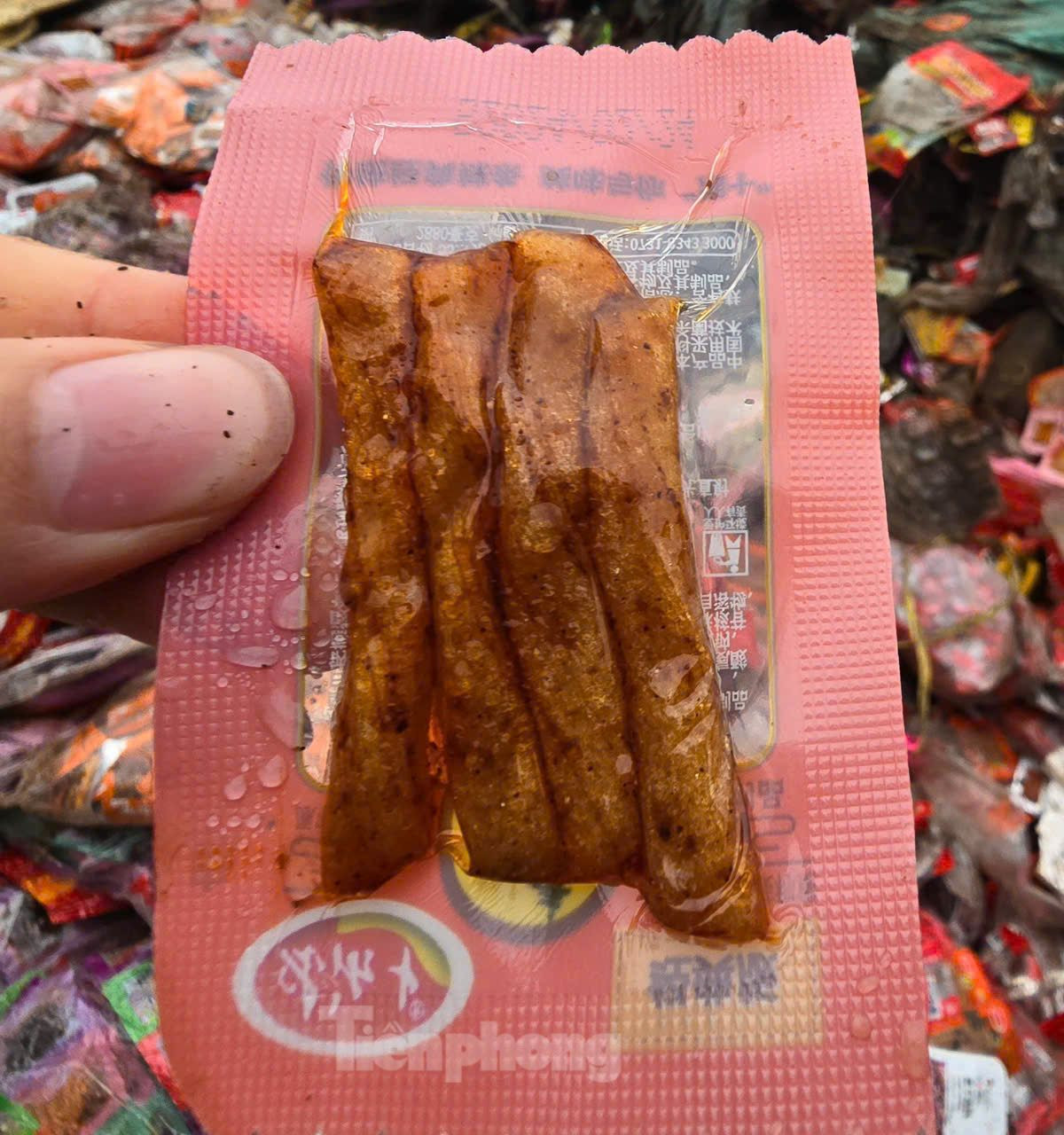 Theo ghi nhận của PV, hầu hết bán kẹo, thực phẩm bị đổ bỏ ở bãi rác La Phù có tem nhãn nước ngoài đã hết hạn sử dụng. Trong đó, rất nhiều sản phẩm được trẻ em yêu thích như trà sữa, bò khô, xúc xích. (Ảnh: Sản phẩm hết hạn sử dụng từ tháng 2-3/2024).