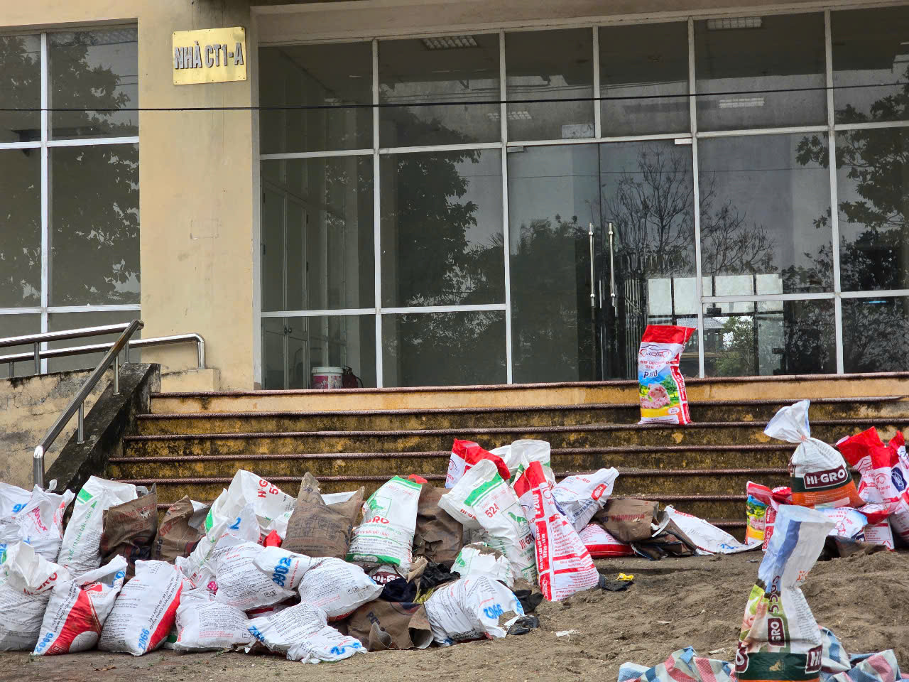 Trước sảnh Nhà CT1- A hiện ngổn ngang vật liệu xây dựng, gây mất mỹ quan.