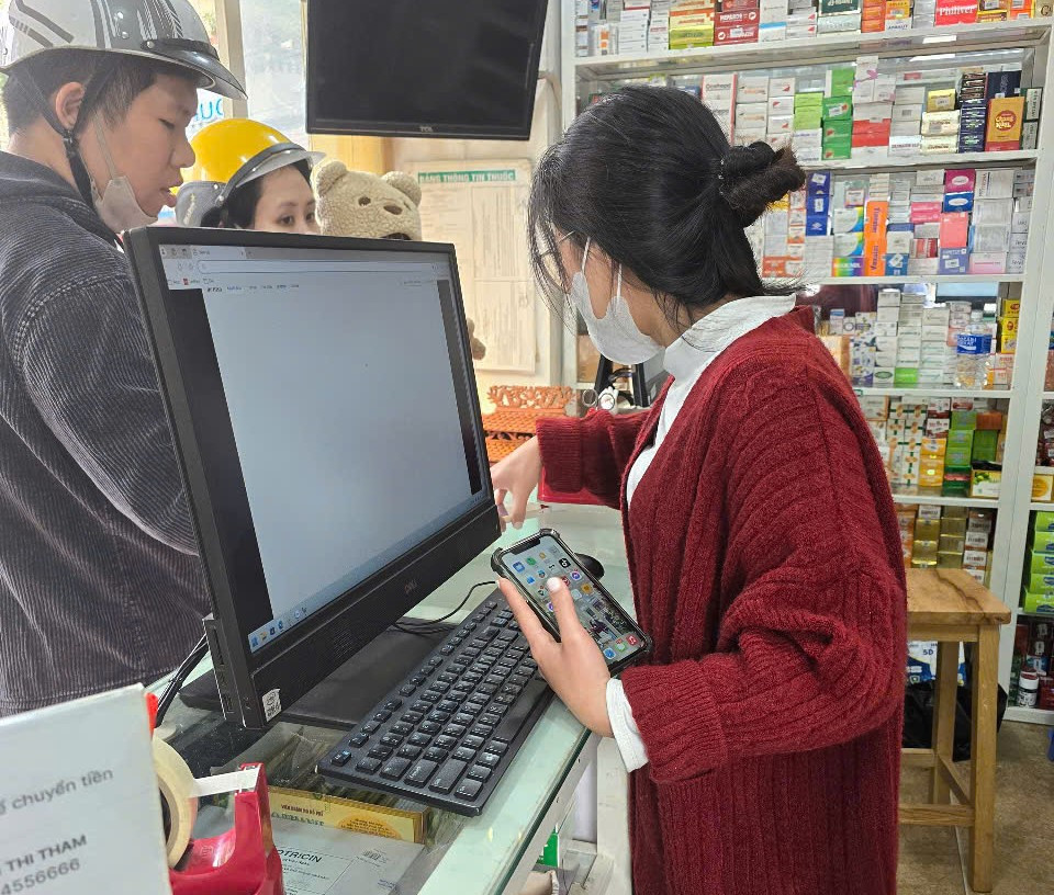 Nhân viên Nhà thuốc Hải Đăng bán thuốc cho khách hàng.