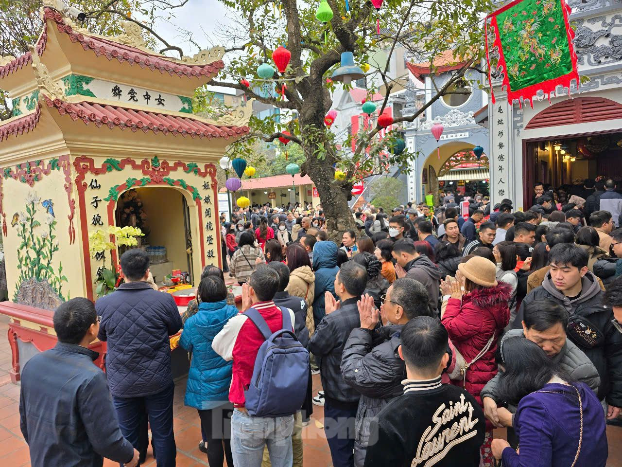 Ngày 4/2, dù là ngày làm việc trong tuần nhưng vẫn có hàng nghìn du khách thập phương đến Phủ Tây Hồ để cầu sức khỏe, bình an và tài lộc.