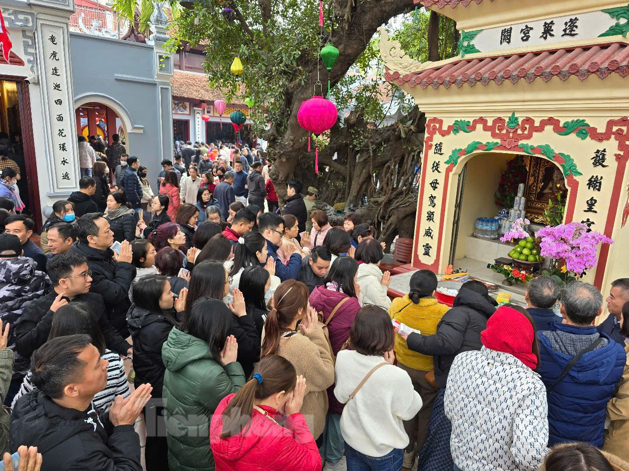 Phủ Tây Hồ thờ Thánh Mẫu Liễu Hạnh, được xây dựng từ thế kỷ 17. Đây là di tích quốc gia linh thiêng, người dân thường đến lễ vào đầu tháng và ngày rằm.