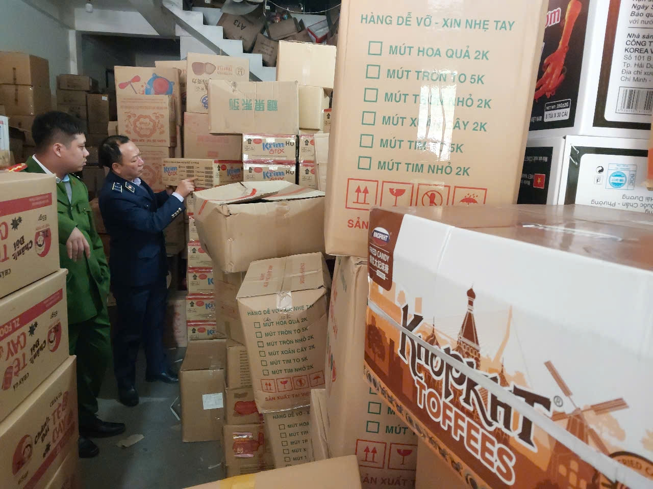 Đội QLTT số 24 phối hợp kiểm tra cơ sở sản xuất hàng giả là thực phẩm của Công ty TNHH Sản xuất và Thương mại Gia Ly Food.