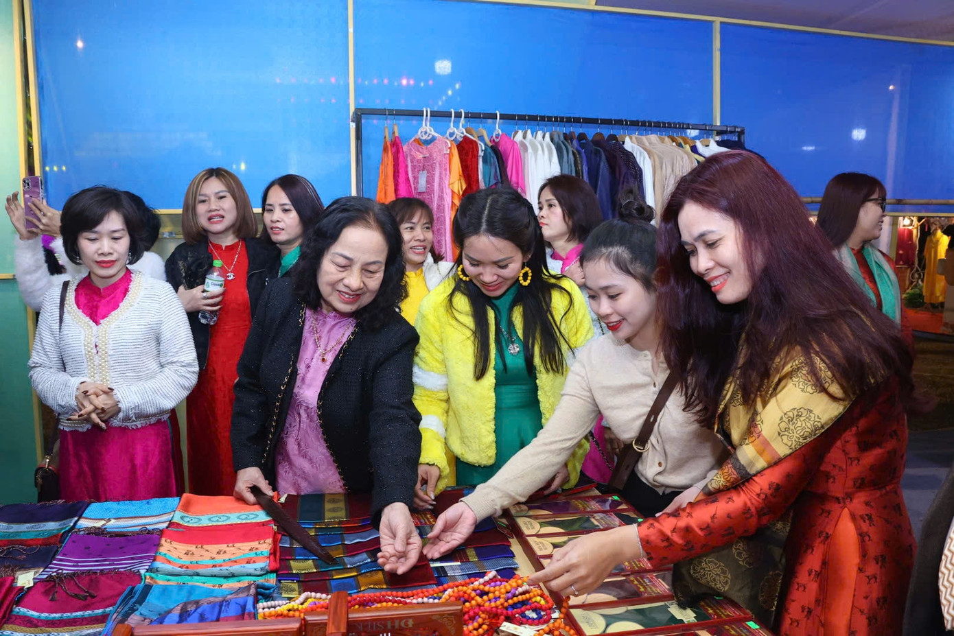 Các đại biểu tham quan gian hàng tại sự kiện