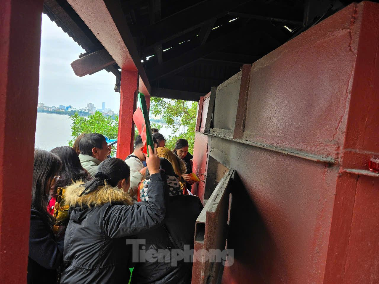 Du khách chen chúc tại khu vực hóa vàng