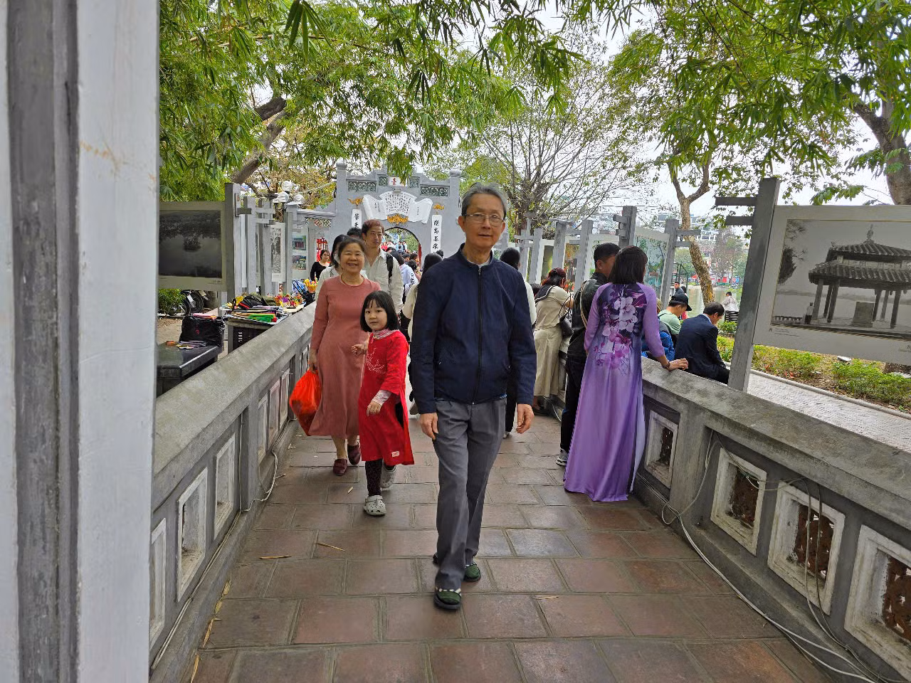 Du khách tham quan đền Ngọc Sơn.