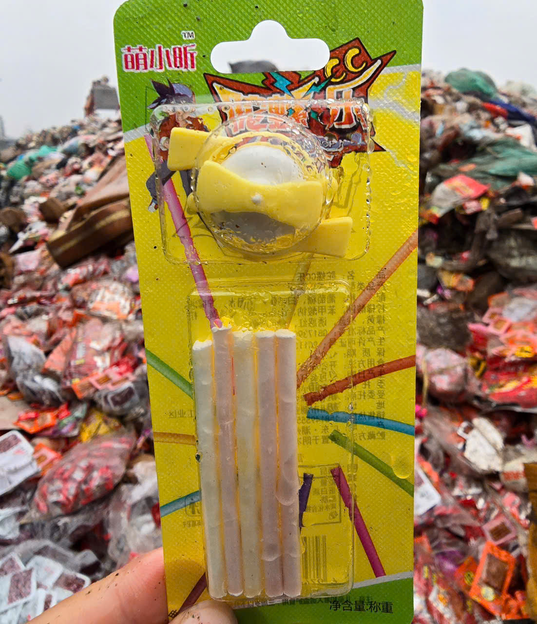 Một sản phẩm được trẻ em yêu thích có chữ nước ngoài đổ bỏ ở bãi rác La Phù.