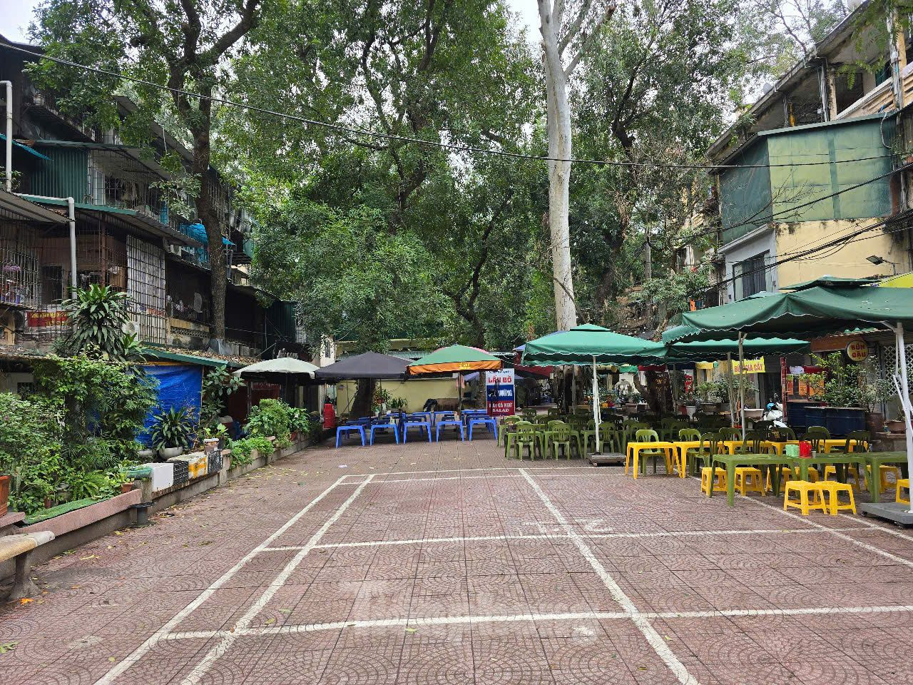 Sân chơi trước tòa nhà B9 bị chiếm dụng làm nơi bán hàng ăn. Sân chơi trước tòa nhà B9 bị chiếm dụng làm nơi bán hàng ăn.