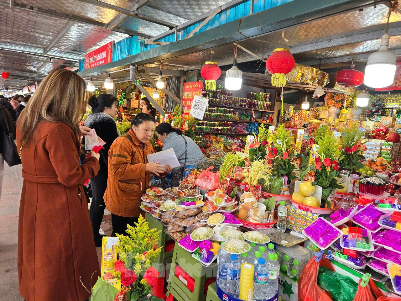 Các gian hàng trong Phủ Tây Hồ đầy đủ sản phẩm để phục vụ khách.