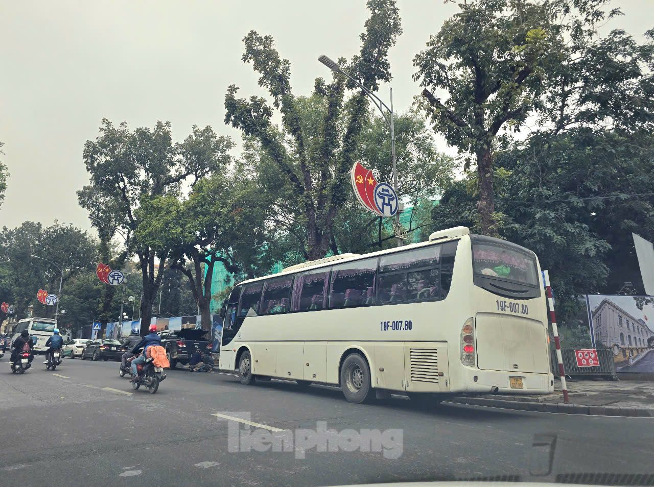 Theo ghi nhận của PV ngày 17/2, hiện có nhiều xe khách trên 16 chỗ thường xuyên ra vào khu vực phố cổ, khu vực quanh hồ Gươm.