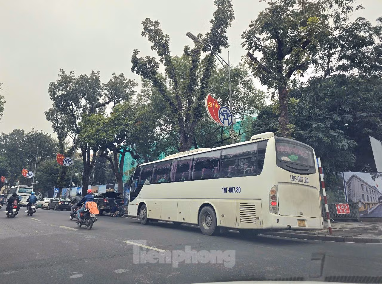 Theo ghi nhận của PV ngày 17/2, hiện có nhiều xe khách trên 16 chỗ thường xuyên ra vào khu vực phố cổ, khu vực quanh hồ Gươm.