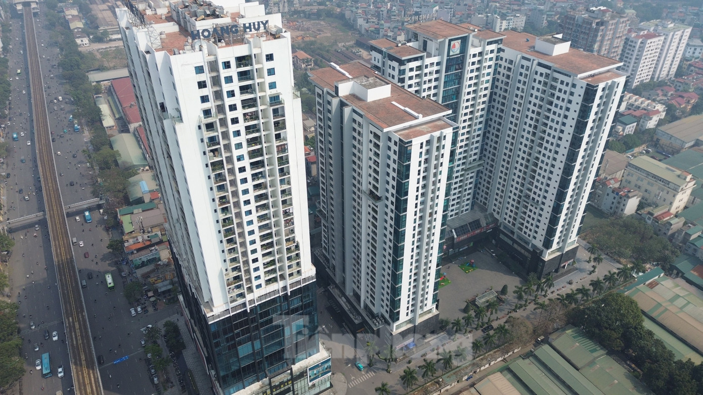 Được biết, dự án tại 275 Nguyễn Trãi có tên thương mại là Golden Land, hiện có 4 tòa chung cư. Trong đó, một tòa nằm ở mặt đường Nguyễn Trãi, 3 tòa còn lại nằm ở phía sau. Được biết, dự án tại 275 Nguyễn Trãi có tên thương mại là Golden Land, hiện có 4 tòa chung cư. Trong đó, một tòa nằm ở mặt đường Nguyễn Trãi, 3 tòa còn lại nằm ở phía sau.