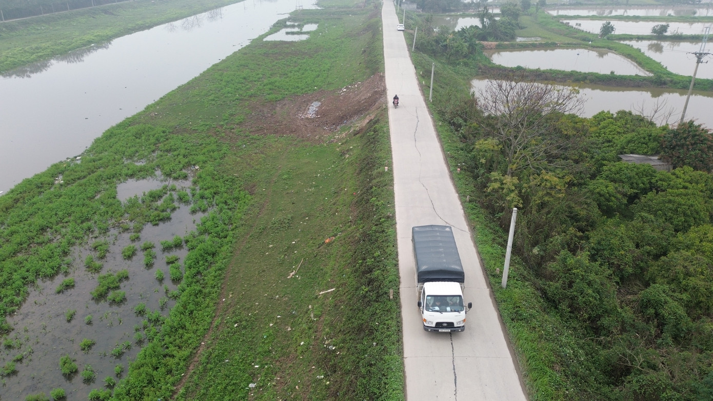 Một tuyến đê trên địa bàn huyện Thường Tín bị nứt Một tuyến đê trên địa bàn huyện Thường Tín bị nứt