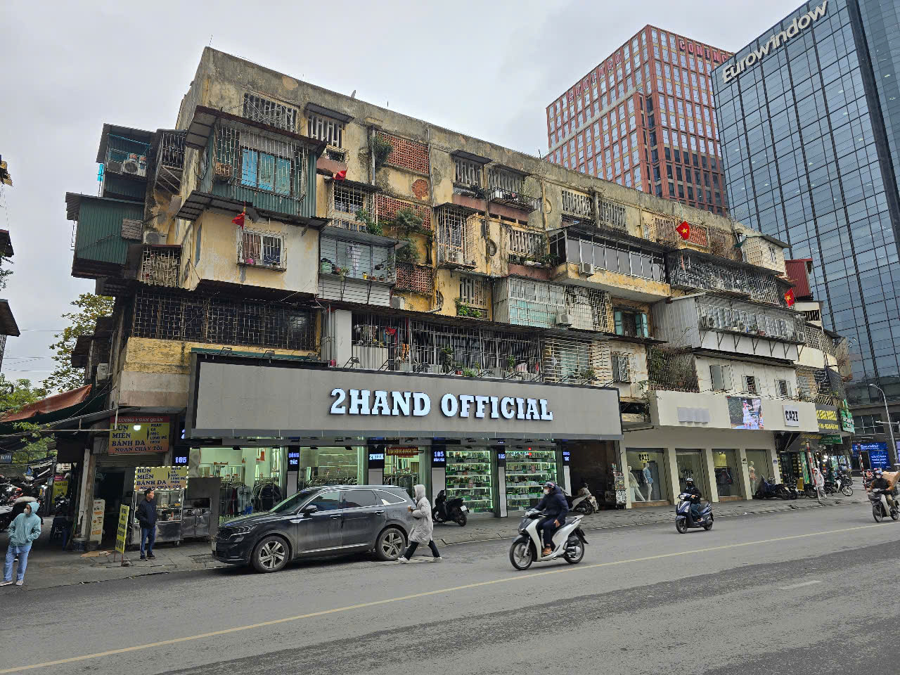 Được biết, trên địa bàn quận Đống Đa hiện có 507 nhà chung cư, tập trung ở 12 khu tập thể lớn có quy mô trên 2ha, chiếm 30% số nhà chung cư toàn thành phố. Tuy nhiên, hầu hết các chung cư, nhà tập thể cũ đã xuống cấp, cần phải cải tạo sửa chữa. Được biết, trên địa bàn quận Đống Đa hiện có 507 nhà chung cư, tập trung ở 12 khu tập thể lớn có quy mô trên 2ha, chiếm 30% số nhà chung cư toàn thành phố. Tuy nhiên, hầu hết các chung cư, nhà tập thể cũ đã xuống cấp, cần phải cải tạo sửa chữa.