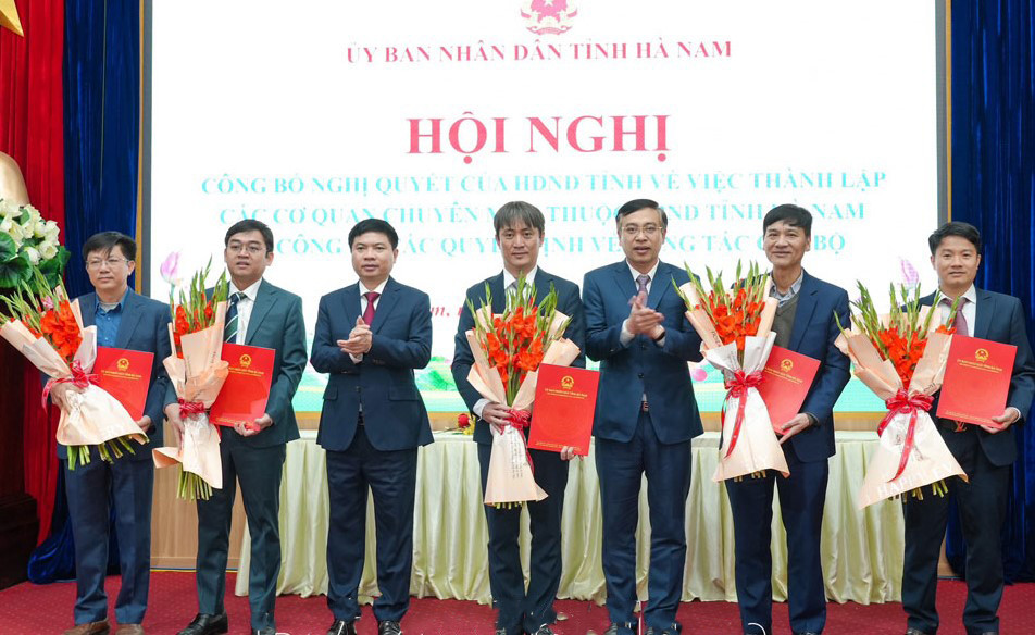 Lãnh đạo tỉnh Hà Nam trao Quyết định bổ nhiệm và tặng hoa chúc mừng lãnh đạo Sở Xây dựng. Ảnh: Thu Thảo Lãnh đạo tỉnh Hà Nam trao Quyết định bổ nhiệm và tặng hoa chúc mừng lãnh đạo Sở Xây dựng. Ảnh: Thu Thảo