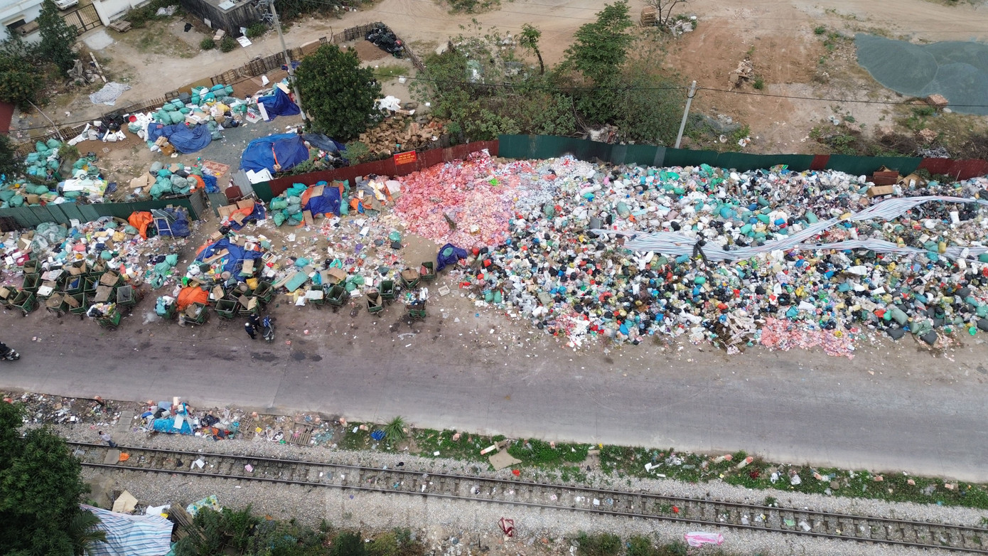 Sáng ngày 5/2, theo ghi nhận của PV Tiền Phong, tại bãi rác thuộc khu công nghiệp La Phù (xã La Phù, huyện Hoài Đức, Hà Nội), bánh kẹo được đổ thành đống cùng với rác thải. Thậm chí, rác thải nhiều quá, người dân còn đổ tràn ra trục đường giao thông.