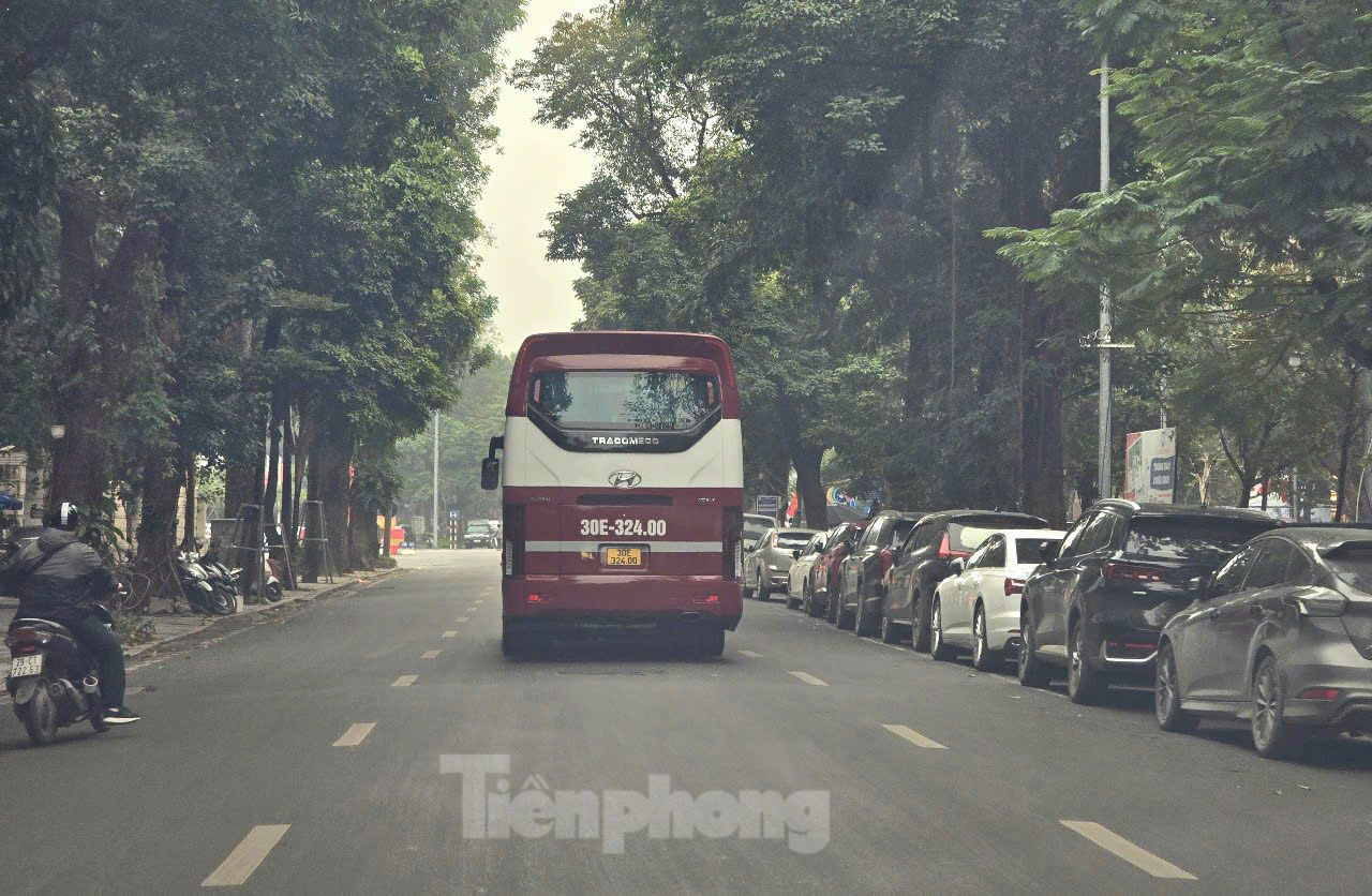 Theo phương án trên, các tuyến đường sẽ hạn chế xe trên 16 chỗ hoạt động gồm: trục Hàng Giấy - Đồng Xuân - Hàng Đường - Hàng Ngang - Hàng Đào - Đinh Tiên Hoàng; trục Hàng Đậu - Trần Nhật Duật - Nguyễn Hữu Huân trở vào trong khu vực phố cổ Hà Nội và các tuyến phố Lý Quốc Sư, Nhà Thờ, Nhà Chung, Quang Trung (đoạn Tràng Thi tới Nhà Chung), Ấu Triệu, Bảo Khánh, Hàng Trống, ngõ Hàng Hành, ngõ Bảo Khánh.