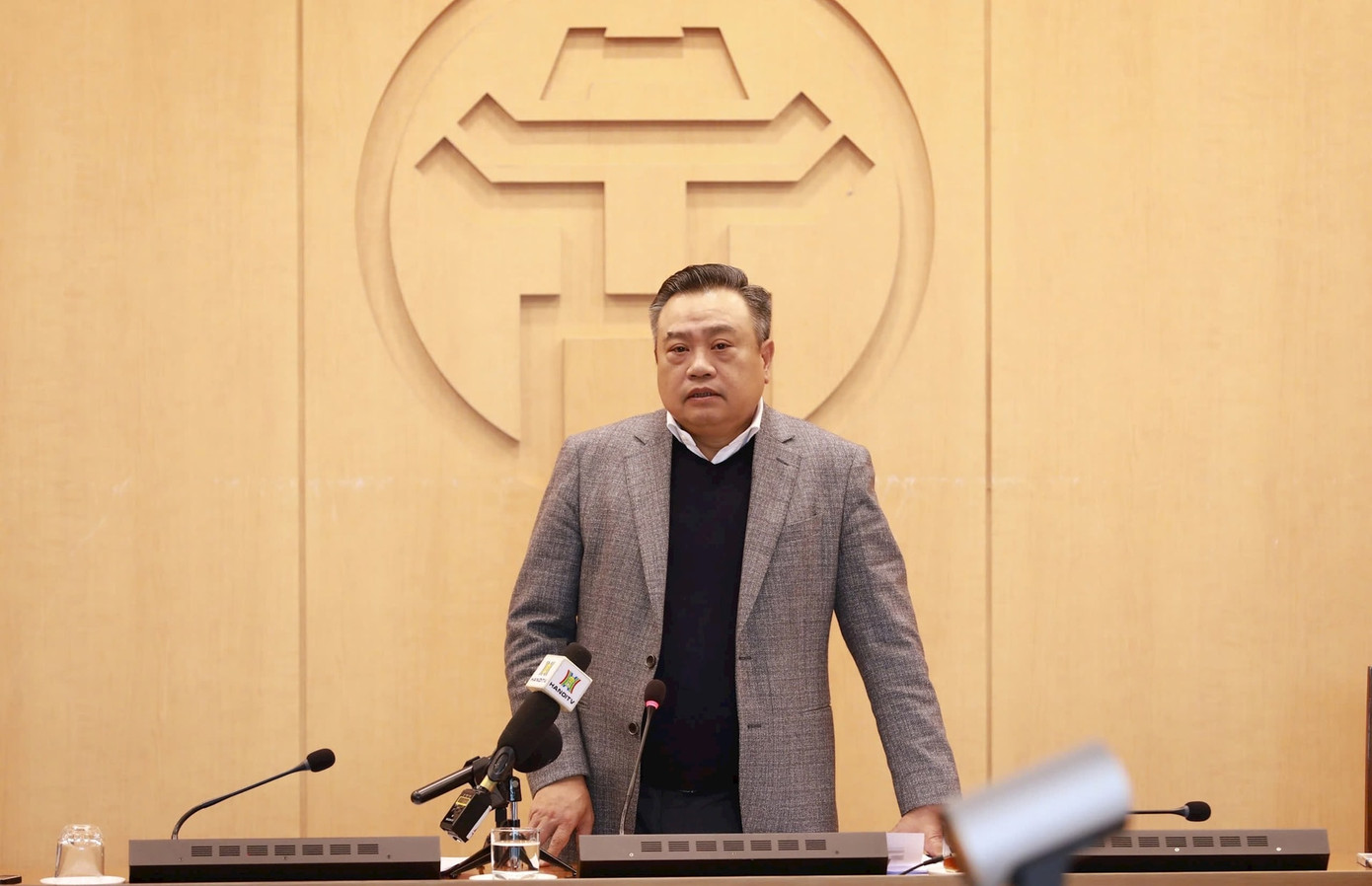 Chủ tịch UBND TP. Hà Nội Trần Sỹ Thanh phát biểu tại Hội nghị. "Văn phòng UBND thành phố sẽ ra thông báo kết luận, giao nhiệm vụ rõ ràng cho từng đơn vị, sở, ngành. Sở Xây dựng sẽ lập lại kế hoạch chi tiết, với tinh thần không “bàn lùi”, quyết khởi công cầu Tứ Liên vào ngày 19/5". Chủ tịch UBND TP. Hà Nội Trần Sỹ Thanh phát biểu tại Hội nghị. "Văn phòng UBND thành phố sẽ ra thông báo kết luận, giao nhiệm vụ rõ ràng cho từng đơn vị, sở, ngành. Sở Xây dựng sẽ lập lại kế hoạch chi tiết, với tinh thần không “bàn lùi”, quyết khởi công cầu Tứ Liên vào ngày 19/5".