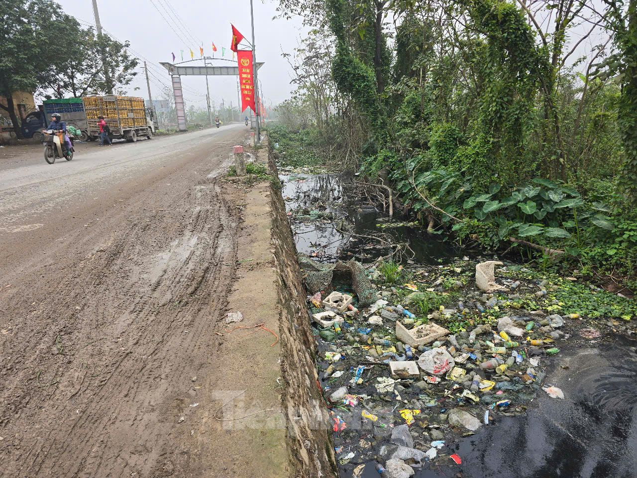 Dù vậy, theo ghi nhận của chúng tôi vẫn còn một số điểm tồn tại như vấn đề môi trường tại chợ và khu vực xung quanh (ảnh: Mương nước trước cổng chợ Hà Vĩ bị ô nhiễm nặng).