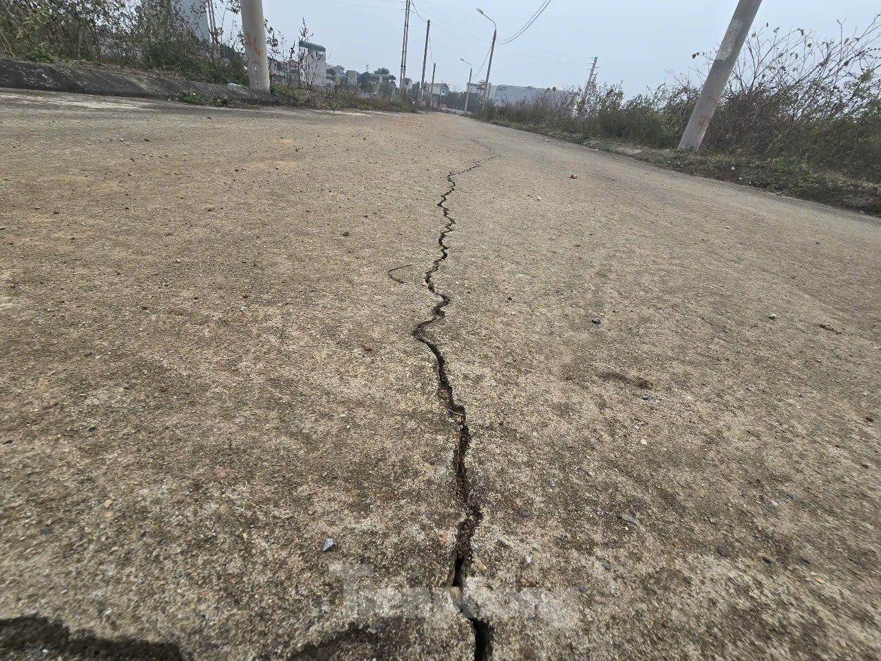 Trao đổi với báo Tiền Phong, ông Trần Văn Tiến, Phó Chủ tịch UBND xã Bình Yên cho biết, việc chậm giao đất dịch vụ là một trong những vấn đề "nóng" tại địa phương nhiều năm qua. Thậm chí, có chủ hộ thuộc diện được giao đất dịch vụ đã chết từ lâu nhưng đất dịch vụ vẫn chưa được giao cho gia đình.