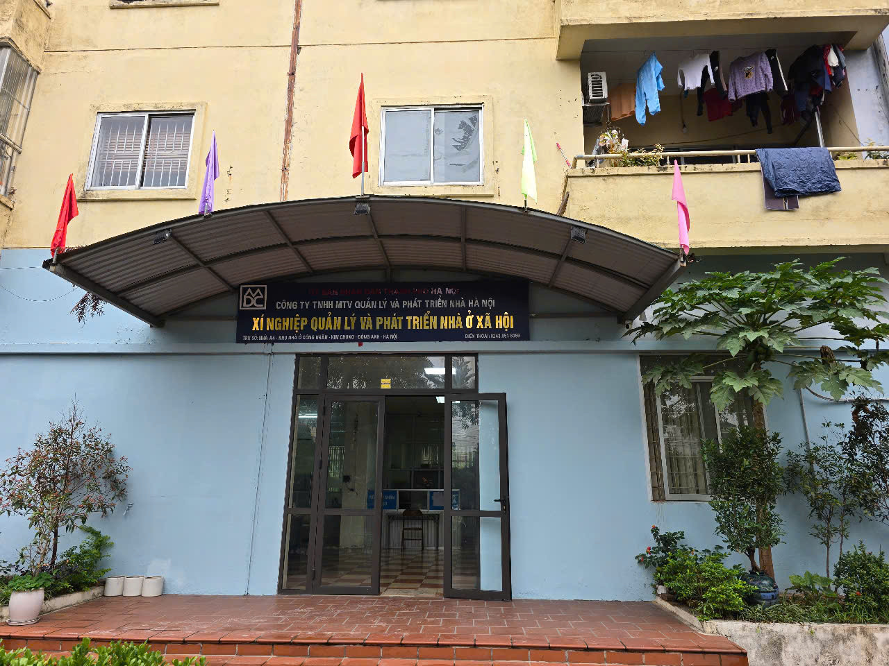 Theo cơ quan thanh tra, từ năm 2019 đến 30/4/2024, công ty không có biện pháp thu hồi số tiền nợ. Tổng số tiền tạm tính không có khả năng thu hồi khoảng 8,5 tỷ đồng. Ảnh: Văn phòng xí nghiệp quản lý và phát triển nhà ở xã hội, thuộc Công ty TNHH MTV Quản lý và phát triển nhà Hà Nội.