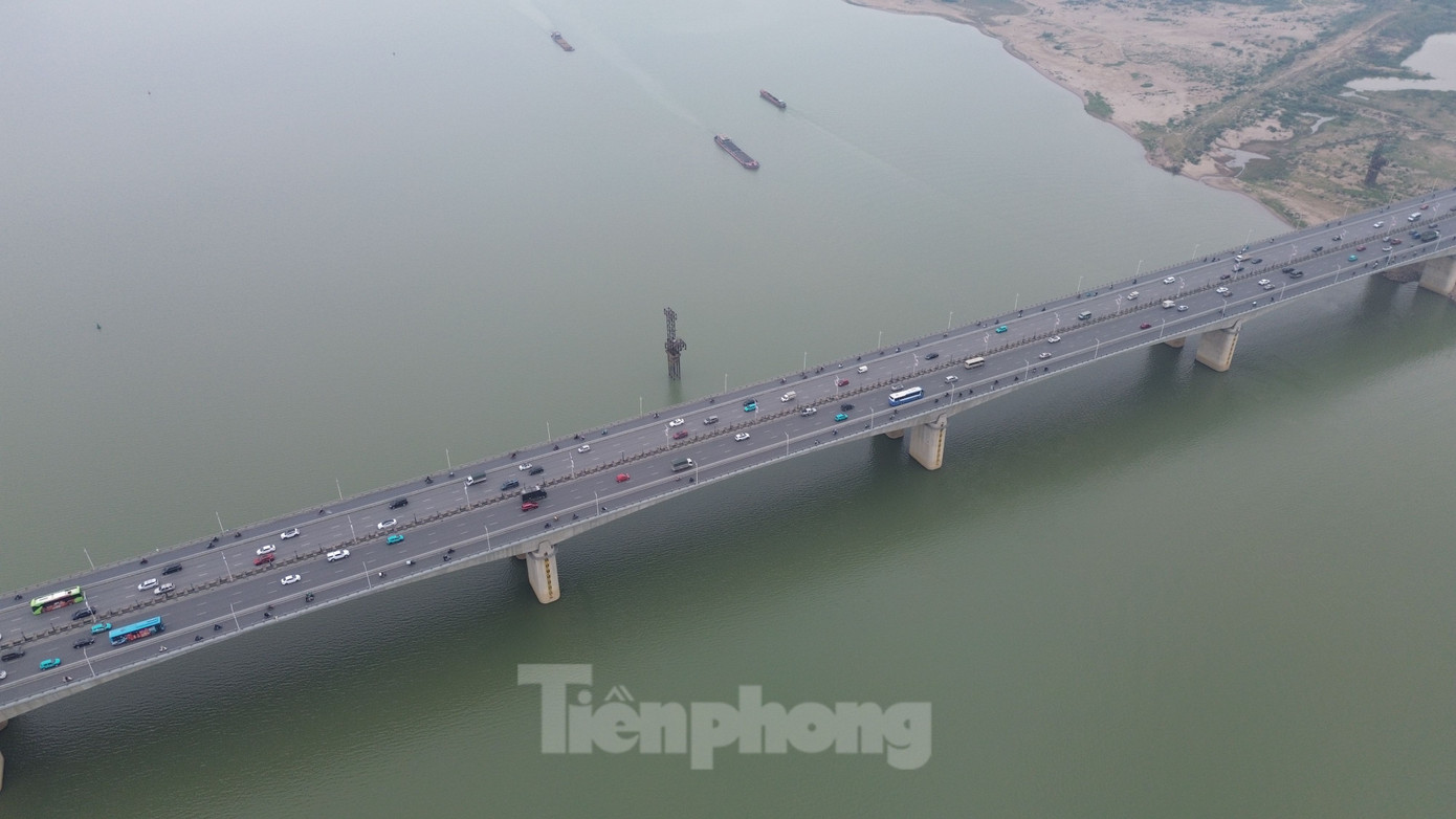 Được biết, cầu Vĩnh Tuy 1 được khánh thành và đưa vào khai thác năm 2009. Cầu được gắn biển công trình kỷ niệm 1000 năm Thăng Long- Hà Nội.