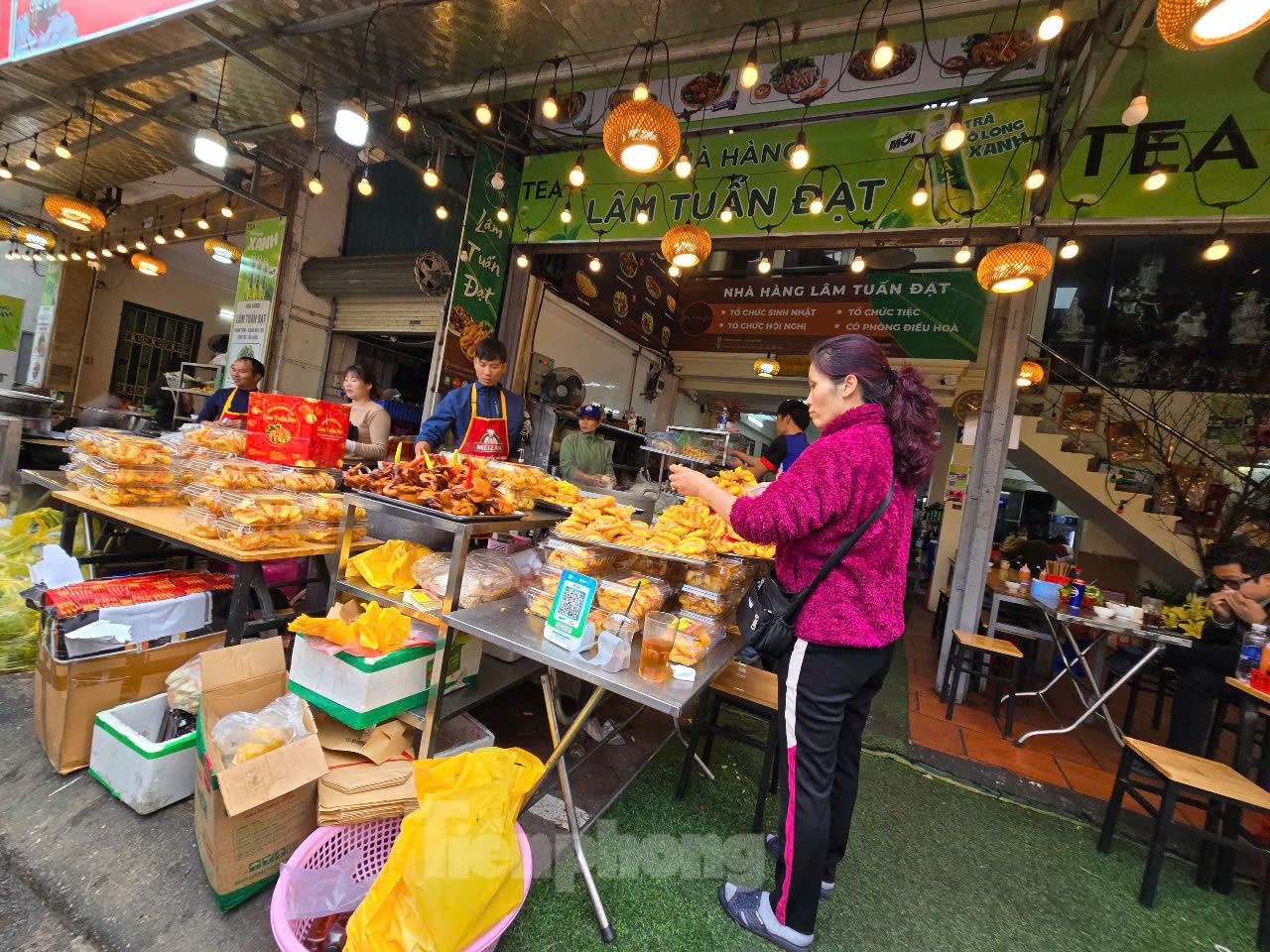 Bên ngoài cổng Phủ Tây Hồ, nhà hàng, quán ăn san sát nhau.