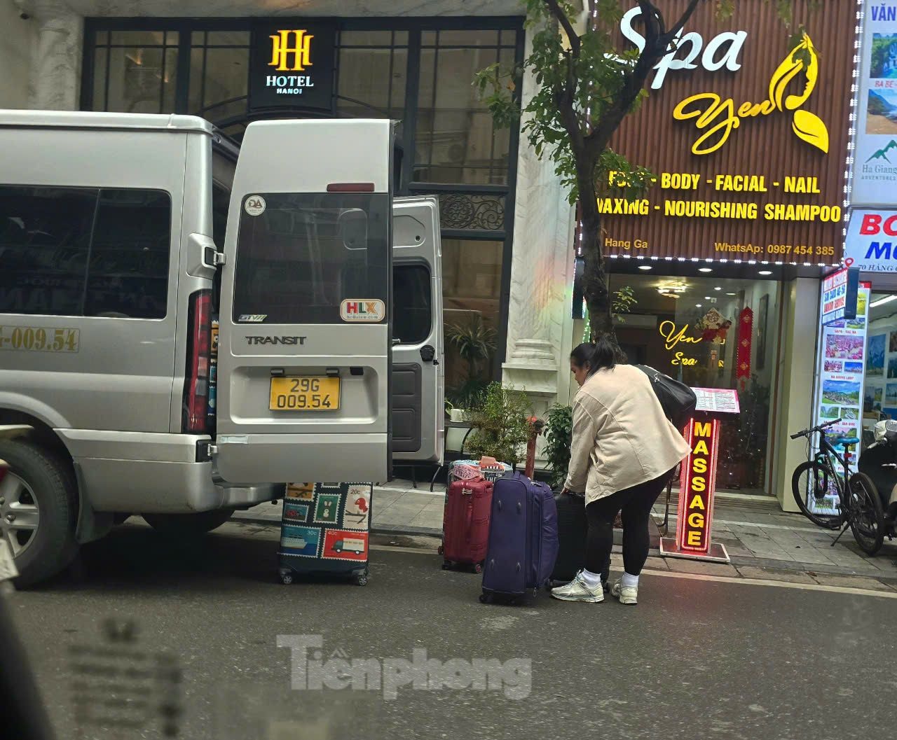 Một xe hợp đồng đón trả khách trên phố Hàng Gai.