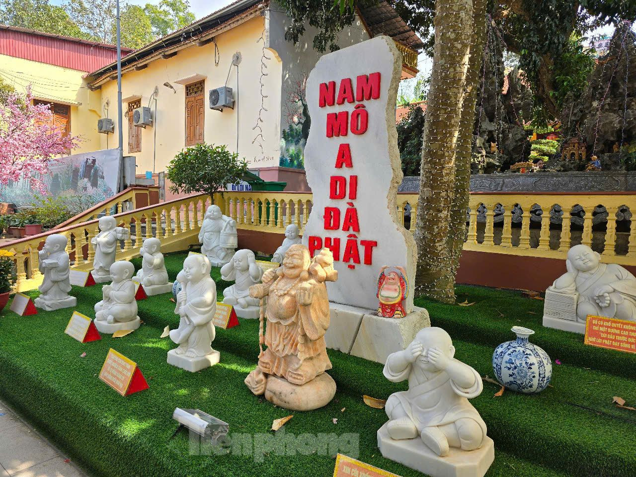 Tổng thể kiến trúc chùa hiện toạ lạc trên diện tích khoảng 2 ha, gồm các dãy nhà riêng biệt nằm trên 2 tầng thế đất khác nhau, đó là nhà Tứ Ân, nhà Phật Điện, nhà Mẫu, nhà Tổ, tháp Bảo Phật...