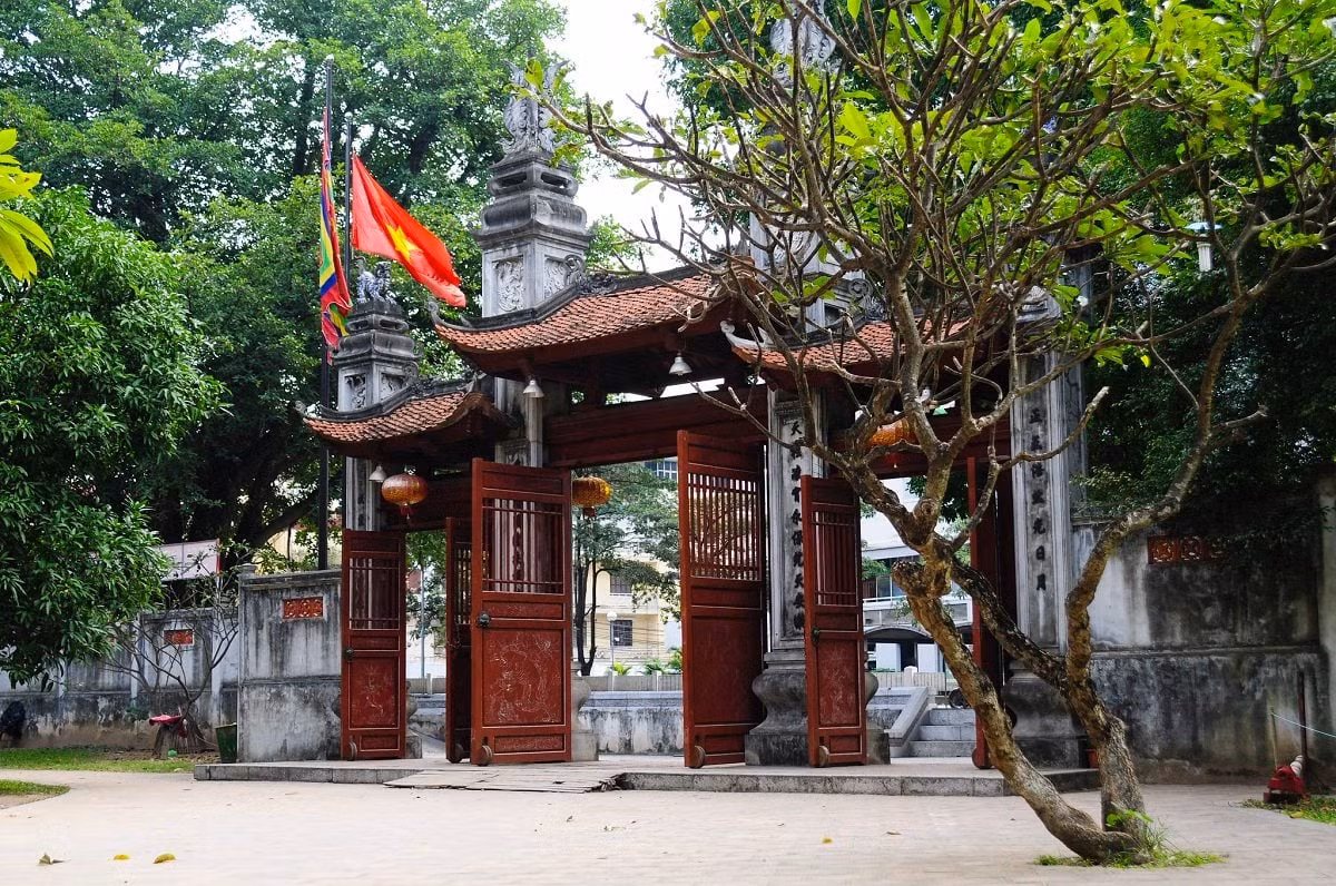 Đền Voi Phục (phường Ngọc Khánh, quận Ba Đình là trấn Tây, nơi thờ thần Linh Lang Đại Vương - nhân vật lịch sử đã có công giúp vua Lý Thánh Tông dẹp giặc Tống. Để ghi nhớ công lao của hoàng tử, vua Lý Thánh Tông đã sắc phong “Thượng đẳng thần”. Năm 1065, cho xây dựng đền thờ và tạc hai tượng voi đá quỳ trước cửa đền.