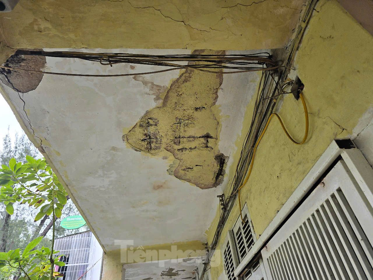 Trần nhà bong tróc, nứt nẻ. Trần nhà bong tróc, nứt nẻ.