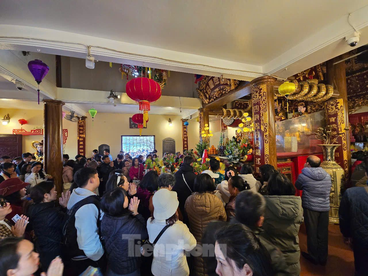 Người dân lễ bên trong Phủ Tây Hồ.