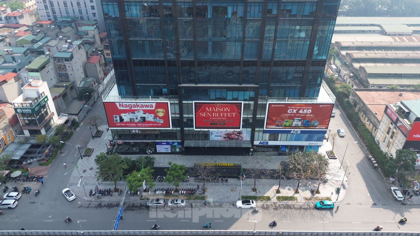 Tuy nhiên, việc giao đất được thực hiện theo hình thức có thu tiền sử dụng đất mà không thực hiện bồi thường, giải phóng mặt bằng để đấu giá quyền sử dụng đất theo quy định tại điểm a khoản 1 điều 58 luật Đất đai năm 2003. Tuy nhiên, việc giao đất được thực hiện theo hình thức có thu tiền sử dụng đất mà không thực hiện bồi thường, giải phóng mặt bằng để đấu giá quyền sử dụng đất theo quy định tại điểm a khoản 1 điều 58 luật Đất đai năm 2003.