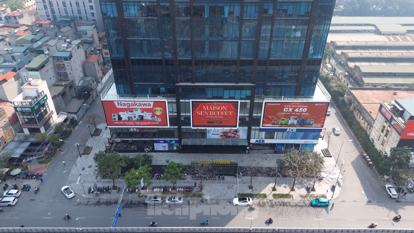 Tuy nhiên, việc giao đất được thực hiện theo hình thức có thu tiền sử dụng đất mà không thực hiện bồi thường, giải phóng mặt bằng để đấu giá quyền sử dụng đất theo quy định tại điểm a khoản 1 điều 58 luật Đất đai năm 2003. Tuy nhiên, việc giao đất được thực hiện theo hình thức có thu tiền sử dụng đất mà không thực hiện bồi thường, giải phóng mặt bằng để đấu giá quyền sử dụng đất theo quy định tại điểm a khoản 1 điều 58 luật Đất đai năm 2003.